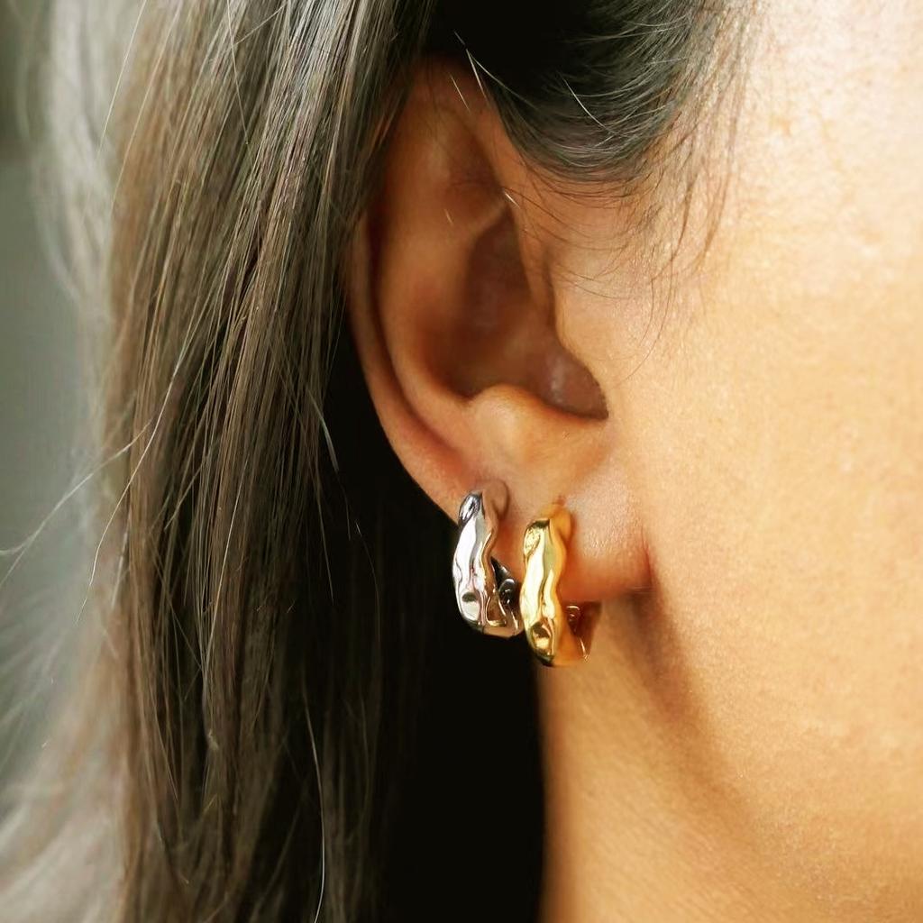 Unregelmäßige Kreisform Mode Kupfer Ohrringe für Damen Schickes Plissee-Design Ohrbügel Creolen 2024 High-End Ästhetik Zirkon