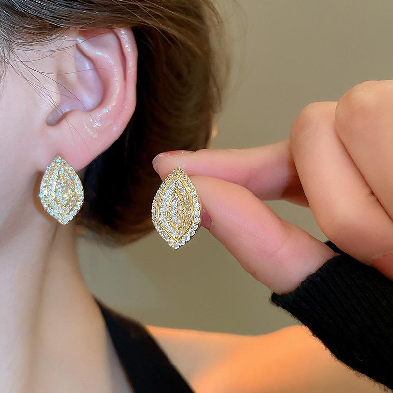 

Геометрические серьги-капли из циркона для женщин 2025 Новый дизайн Серьги-пусеты Легкая роскошь Высокий класс Темперамент Циркон