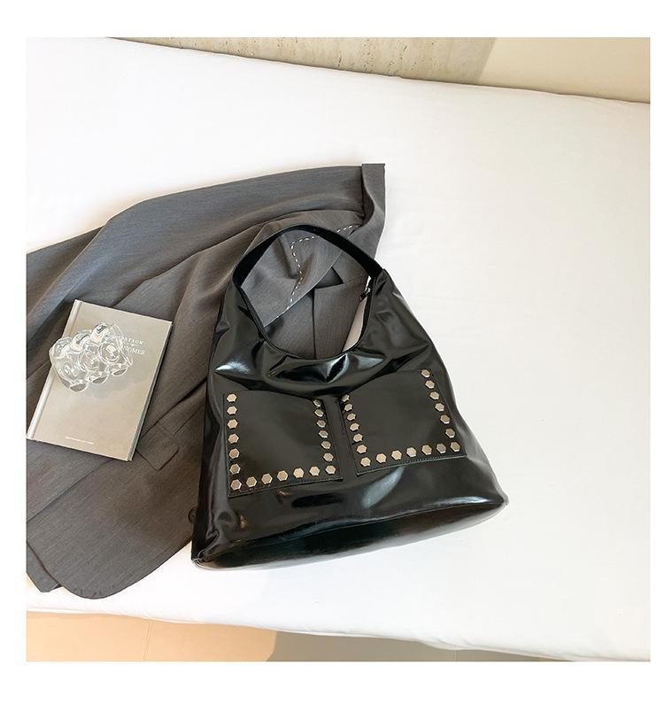 Retro Rivet Oil Wax Leather Red Bag Women's New Large-capacity Design Commuter Bag Tote Bag Tide