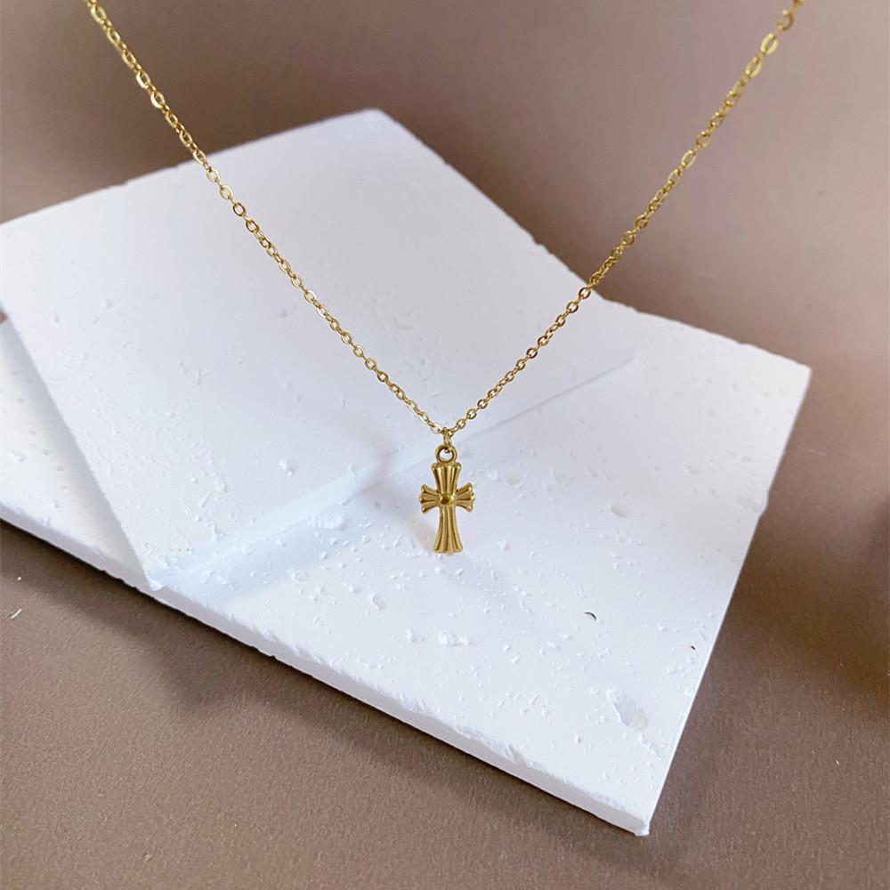 Baroque-Style Small Cross Necklace - Stainless Steel Clavicle Chain Pendant for Fashionable Commute золотой