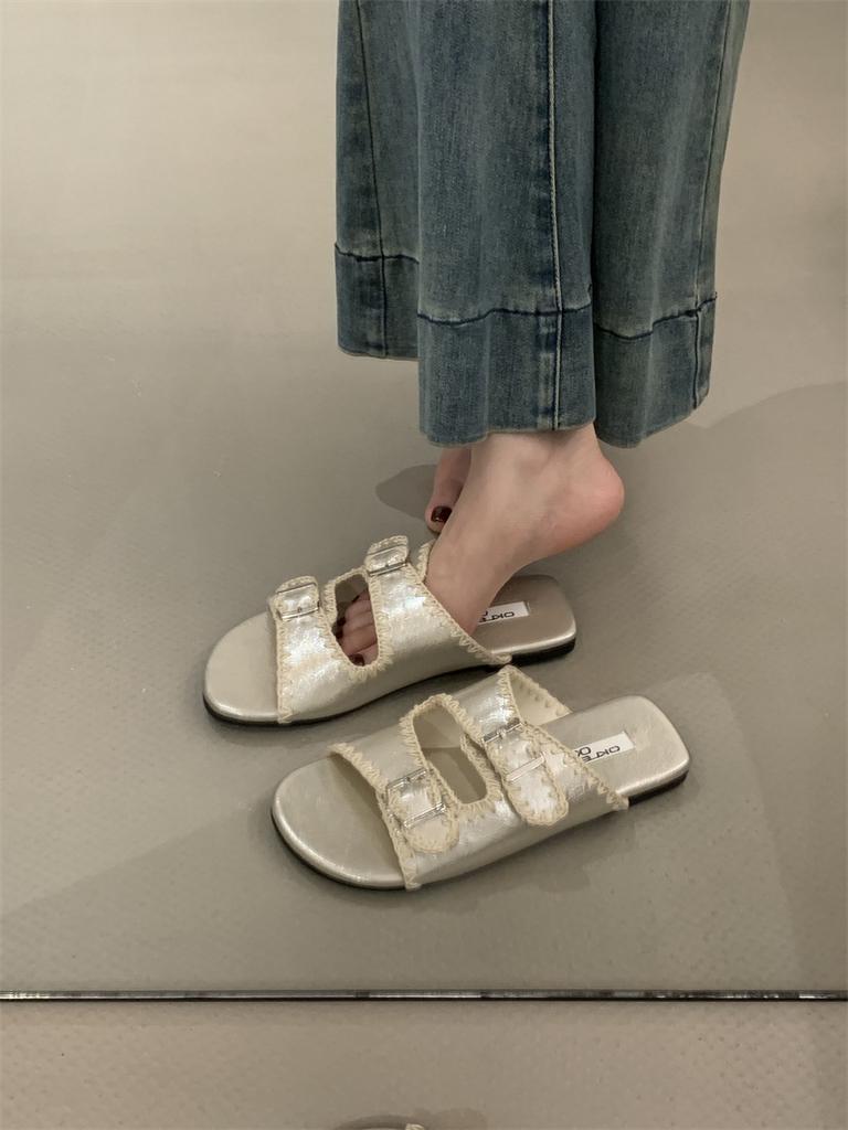 Dam 2025 nya sommar koreansk version bältesspänne strand öppen tå platt botten en-ords svala tofflor med mjuk botten