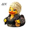 Plastová soška kachny pro domácí dekoraci Parton Memorial Duck, figurka Dolly, soška country hudby, ručně malovaná figurka hudebníka s kytarou, dekorativní