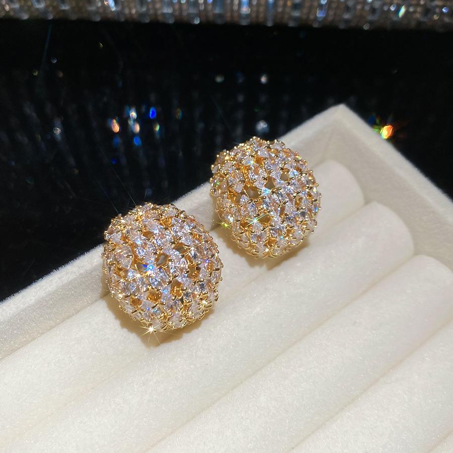 C-shaped stud earrings French retro personalized design sense niche earrings light luxury earrings