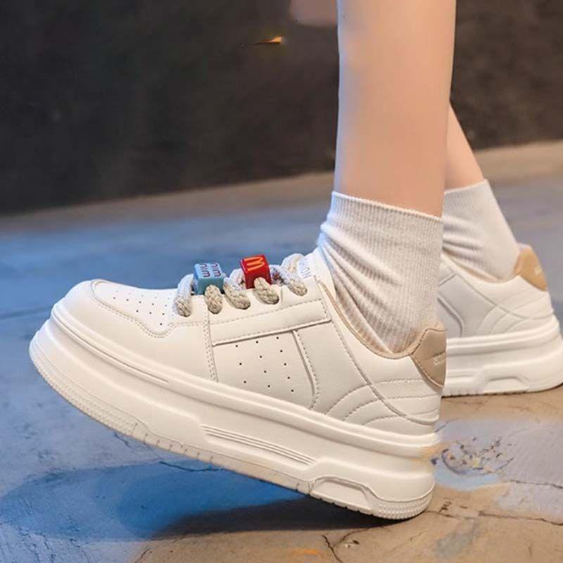 Dickbesohlte, hochkarätige Brettschuhe für Damen, leichte und atmungsaktive kleine weiße Schuhe 2025 Frühjahr und Sommer, neue Mode, weiche Sohle, Sport und Freizeit