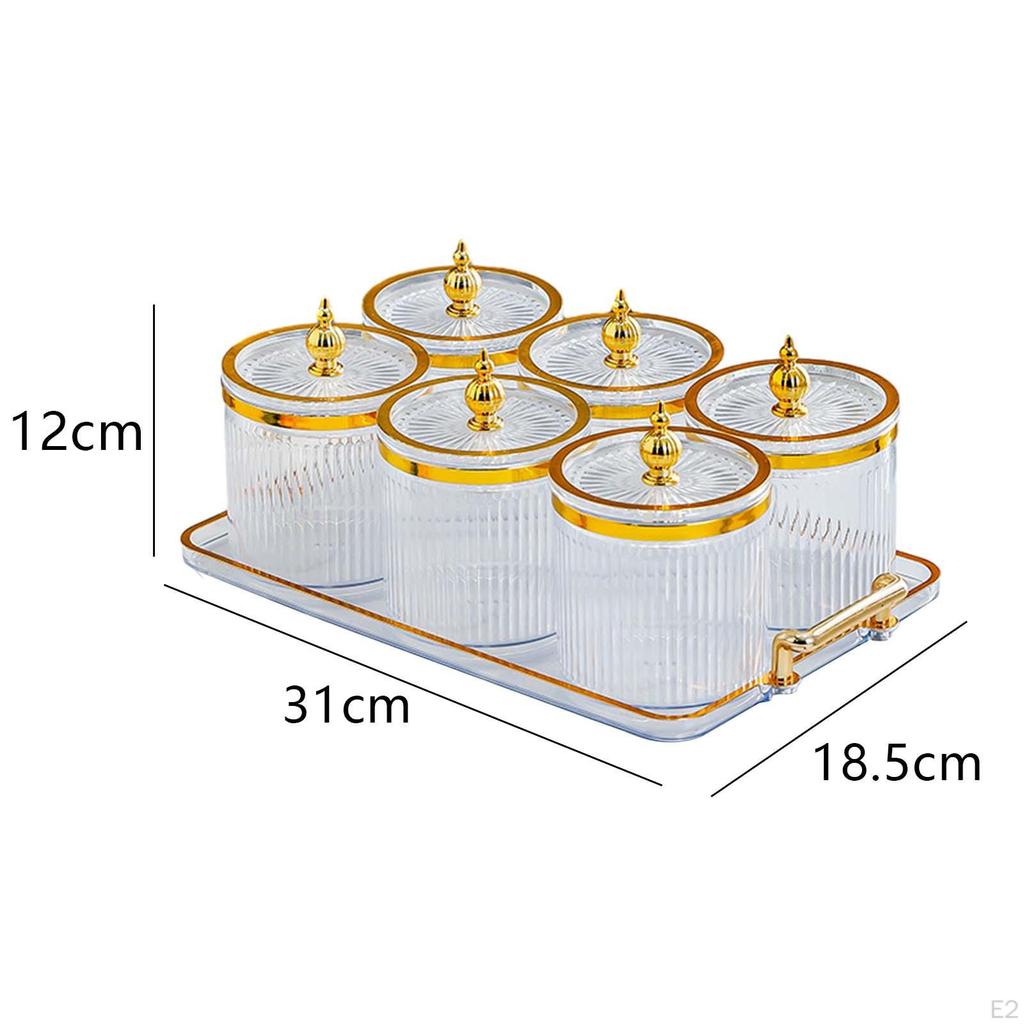 Tellerset mit Trockenfrüchten und Nüssen und abgedeckten Schüsseln