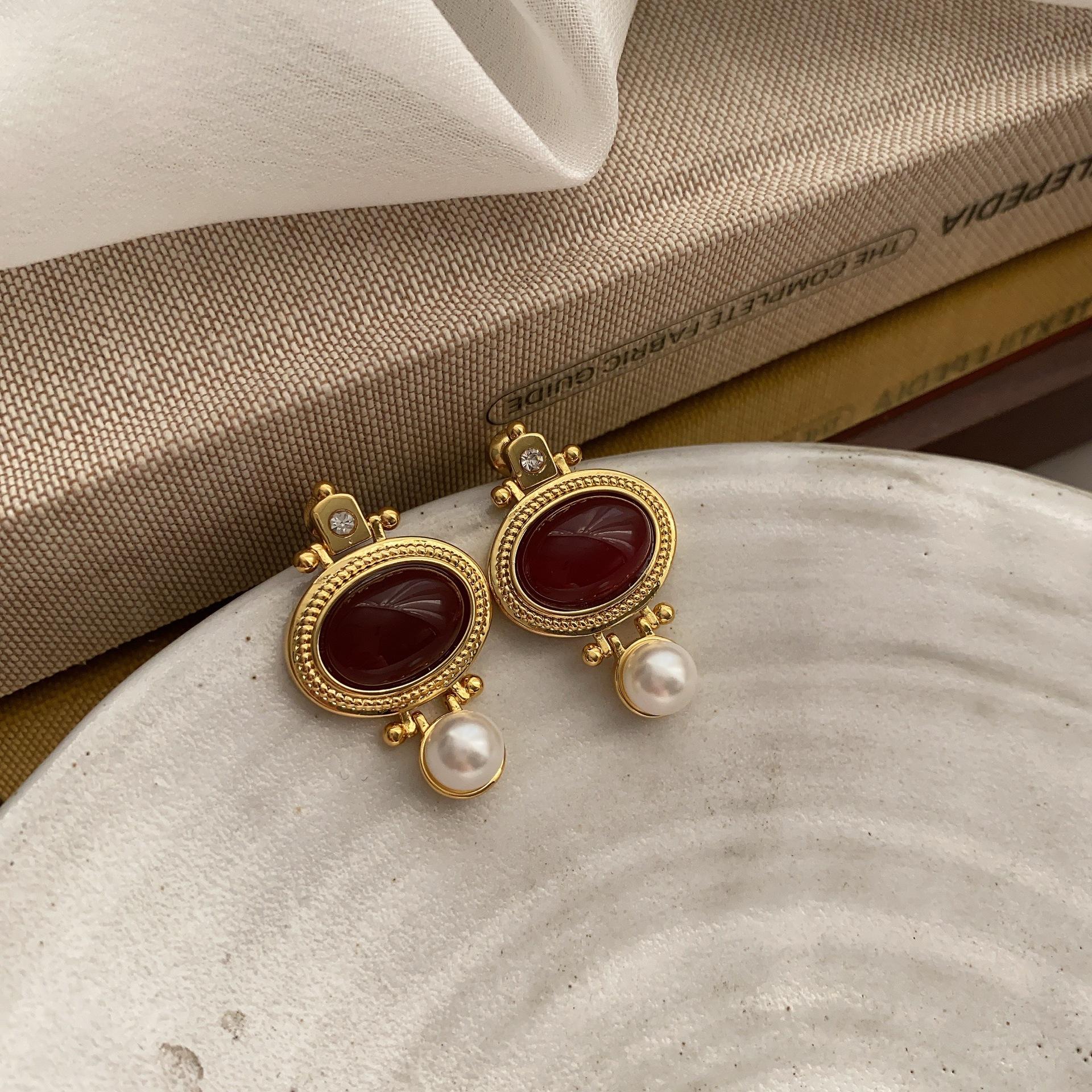 

Unique temperament, court style, retro red white agate earrings, unique design, high-end exaggerated niche earrings
