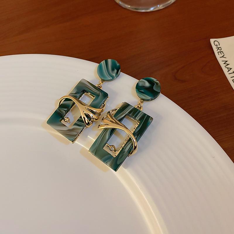 

Вишукані сережки-підвіски з зеленими самоцвітами на срібних голках - Елегантна акцентна прикраса для будь-якої події