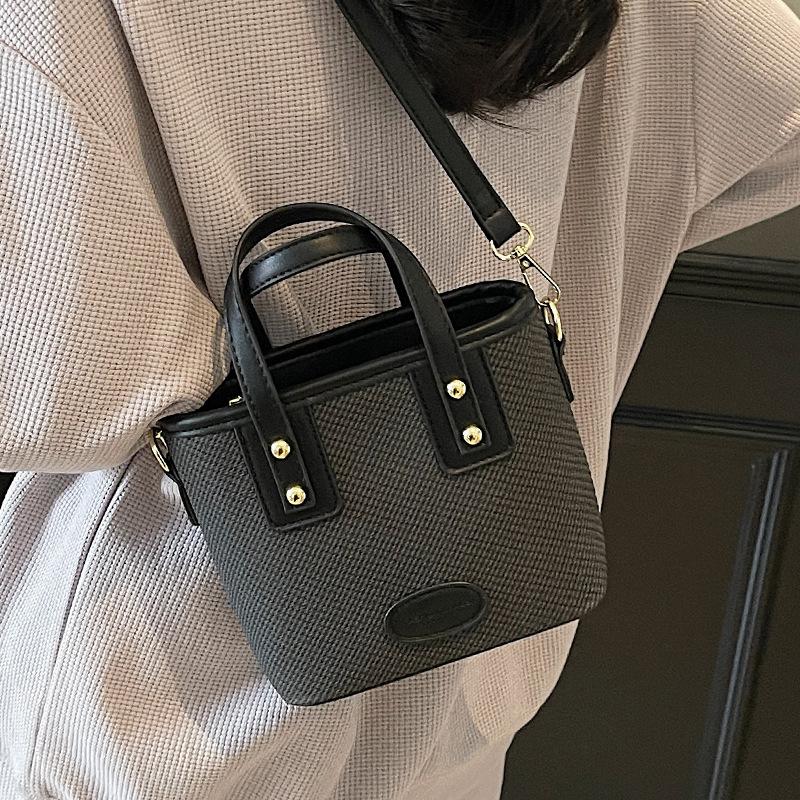 Spring new Korean version casual contrasting color fashionable portable bucket bag women's commuting versatile simple shoulder messenger bag