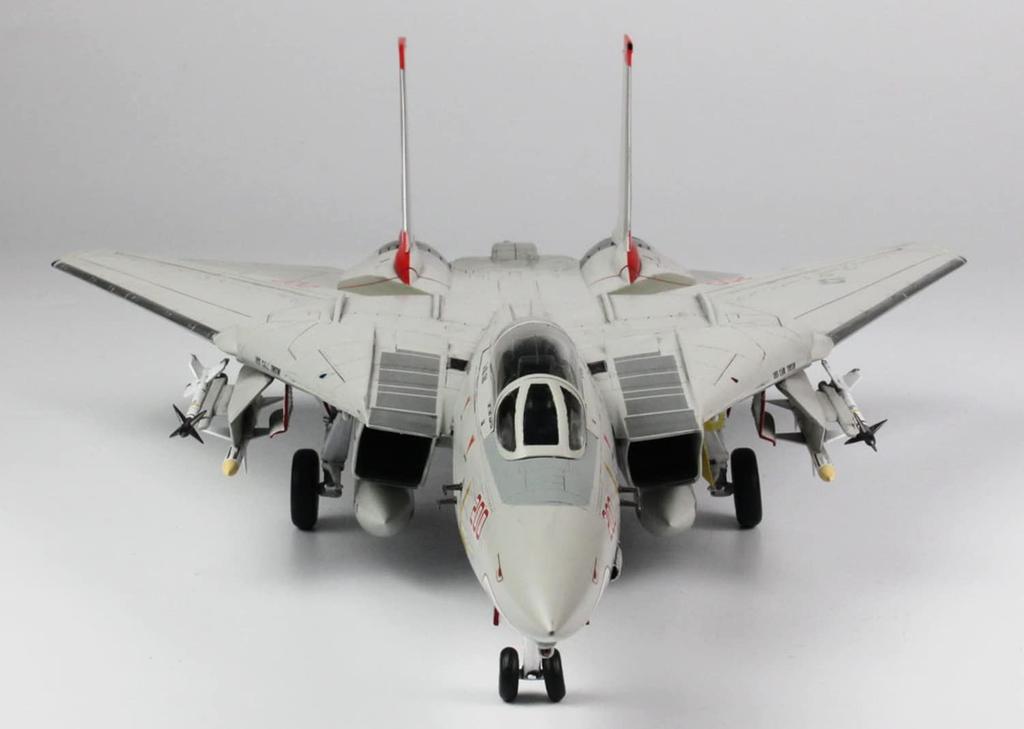 Platz/Italeri 1/48 scale U.S. Navy Carrier-Based Fighter F-14A Tomcat VF-111 Sundowners Plastic Model TPA-16, Molded in Color