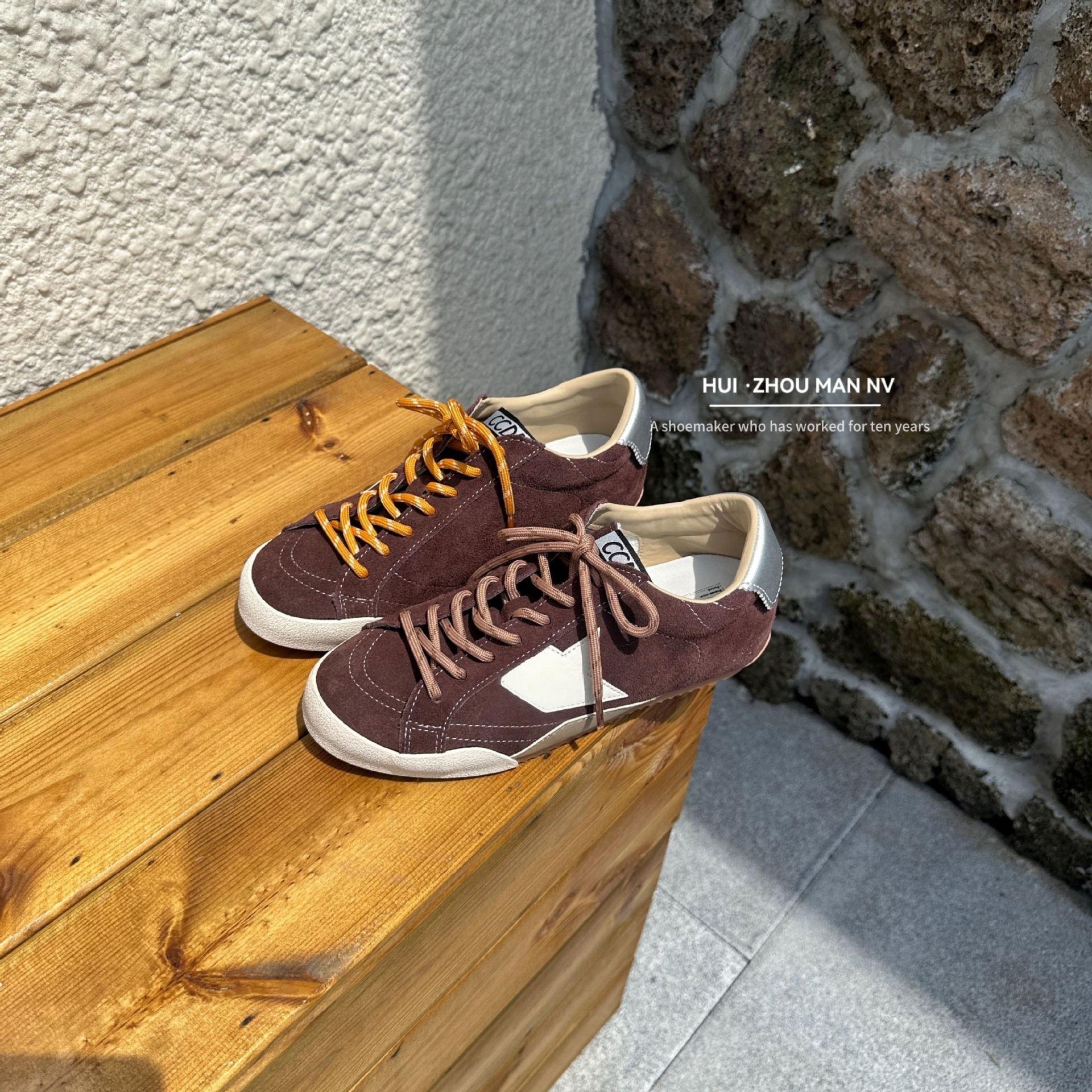 

Cowhide retro German training shoes women s 2025 autumn and winter round head lace-up versatile casual sports shoes increase the star small dirty shoe 40 темно-коричневого