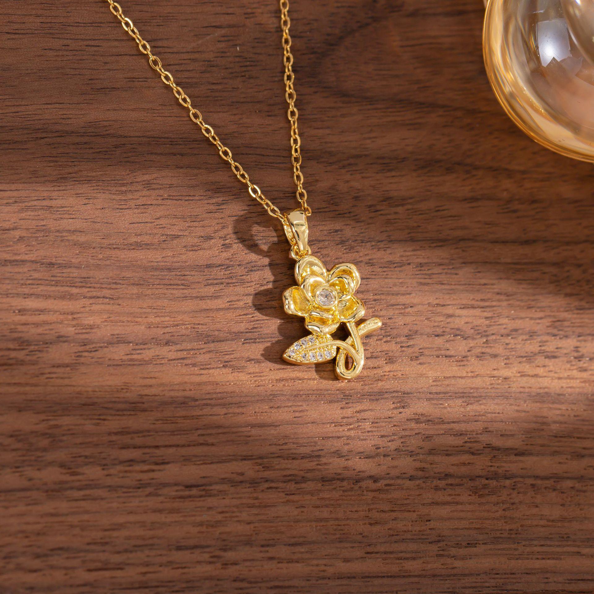 Popular Titanium Steel Necklace with Diamond Five-Petal Flower Pendant - Versatile Sweater Chain Ornament золотой
