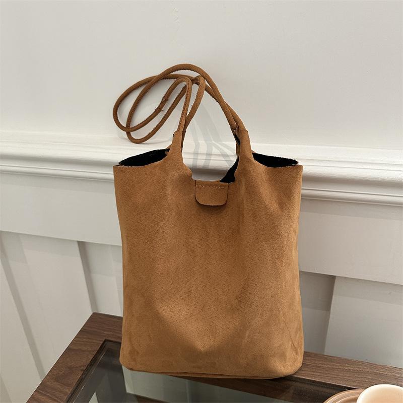 2025 New Simple Matte Bucket Bag Women's Winter Trendy Fashion Child and Mother Bag Casual Versatile Shoulder Commuter Bag
