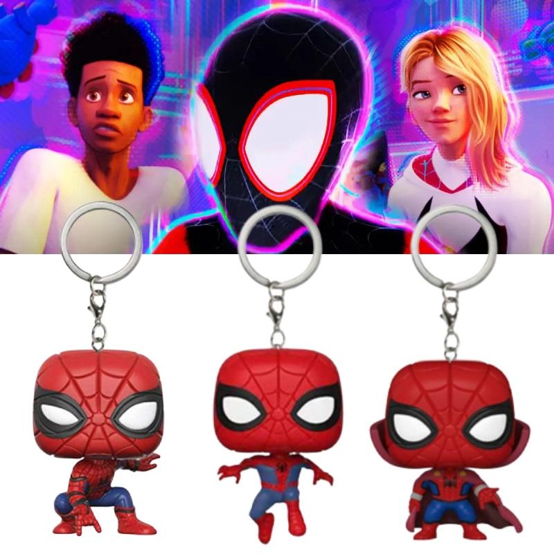 Spider-Man Universum Sammlerstücke Mit Ständer, Umhang Und Schlüsselanhänger