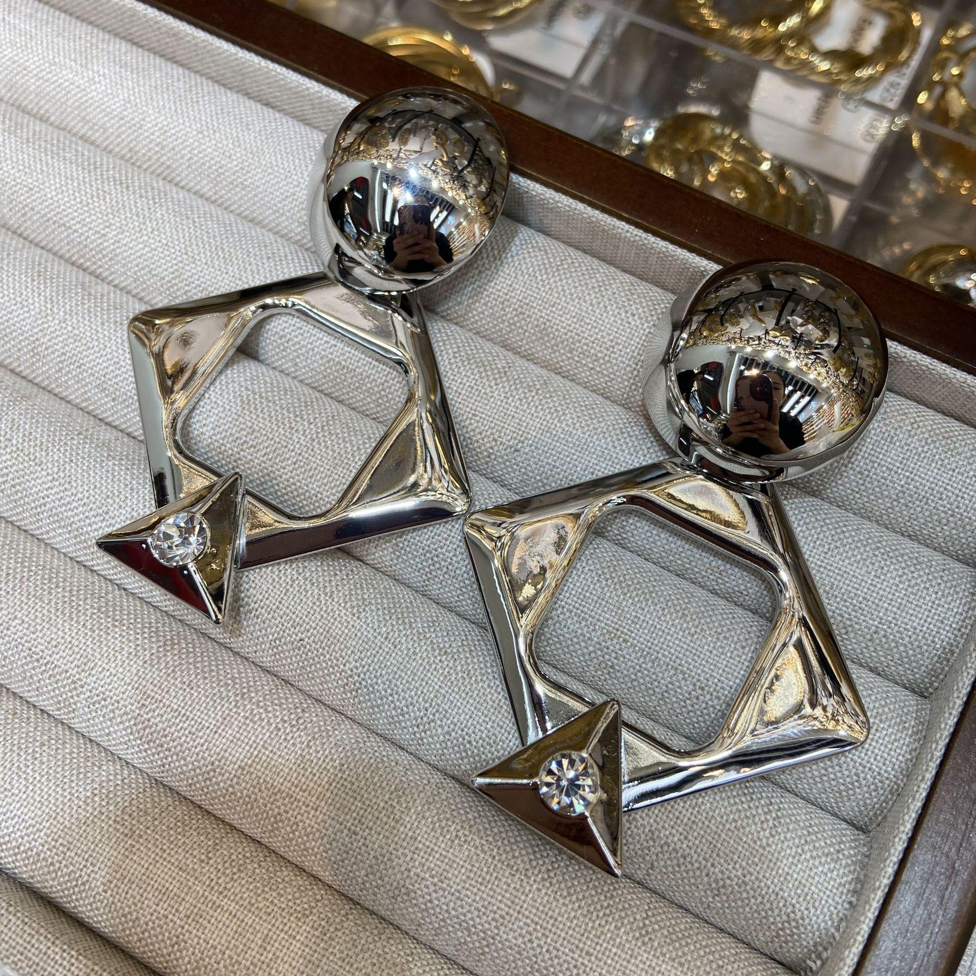 

Преувеличенный холодный стиль модная личность геометрические квадратные ромбы серебряные большие серьги простые темпераментные серьги модные