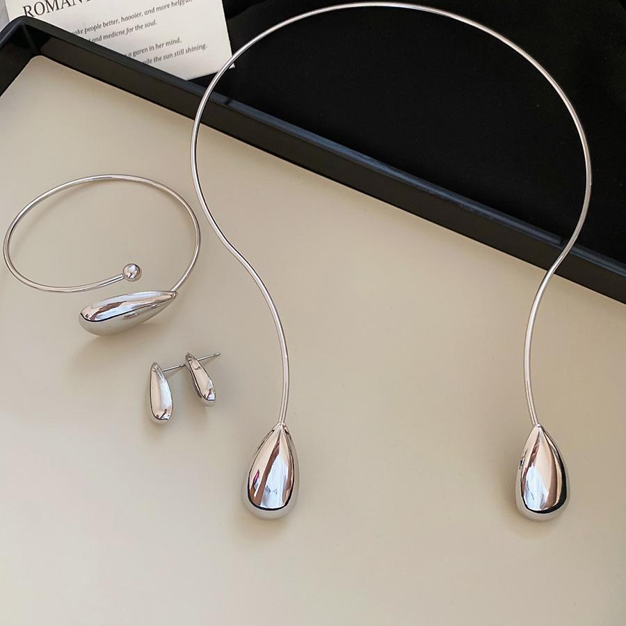 Regulowany Minimalistyczny Geometryczny Plisowany Skórzany Naszyjnik: Wszechstronny Łańcuszek na Obojczyk o Wysokiej Czułości