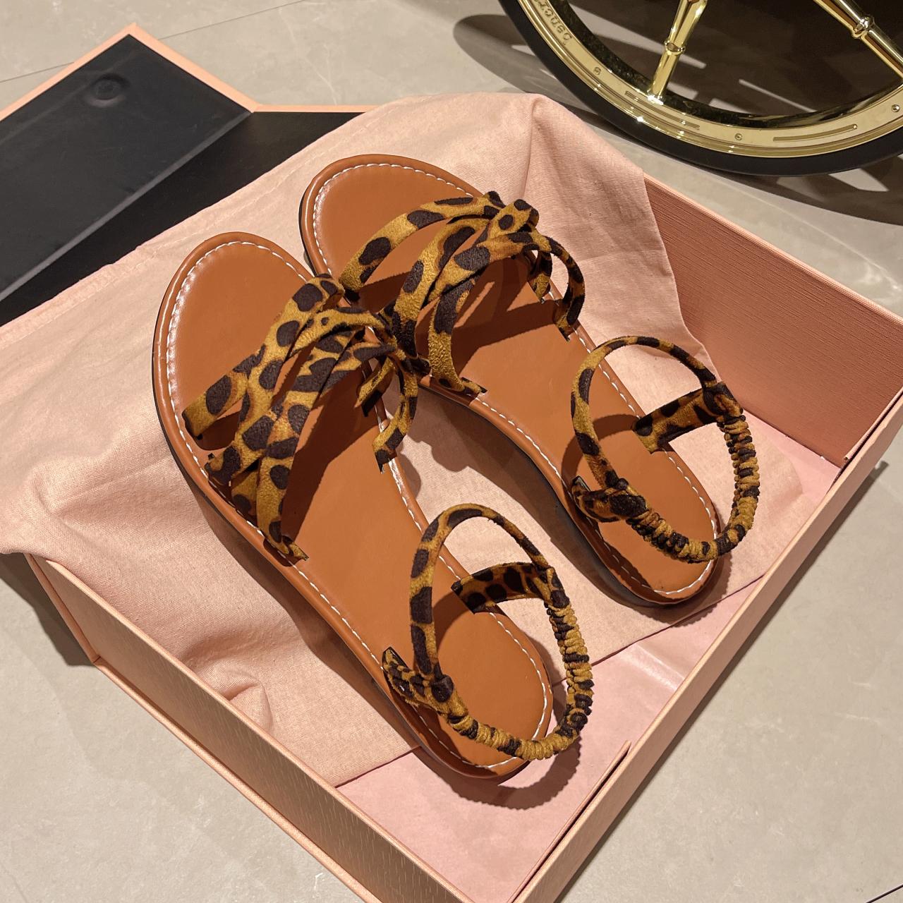 

Сандалии с леопардовым принтом на плоской подошве, женская уютная повседневная обувь, новые прогулочные тапочки, лето 2024, уличные пляжные шлепанцы, шлепанцы 43 хаки