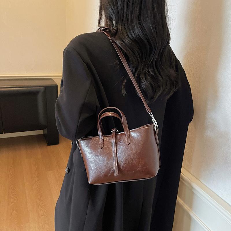 Premium texture simple and versatile shoulder handbag women's 2025 Korean version autumn new retro fashion bucket bag