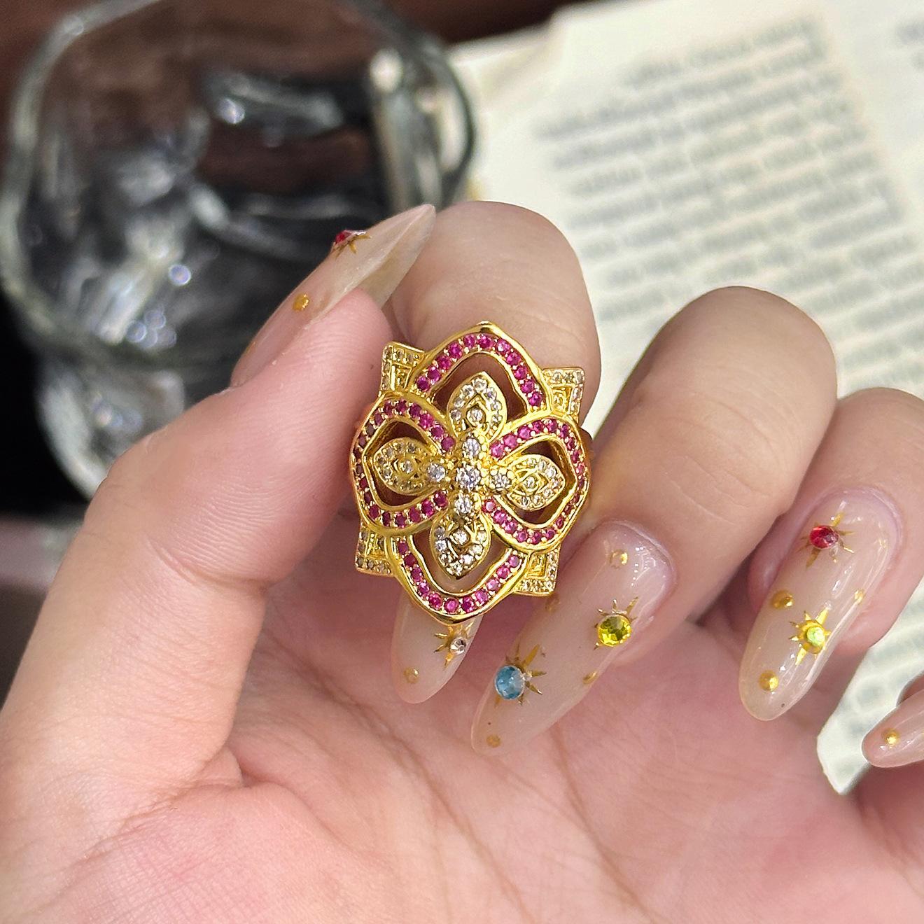 

Hot Sale Hollow Full Diamond Red Clover Ring Noble Ring золотий