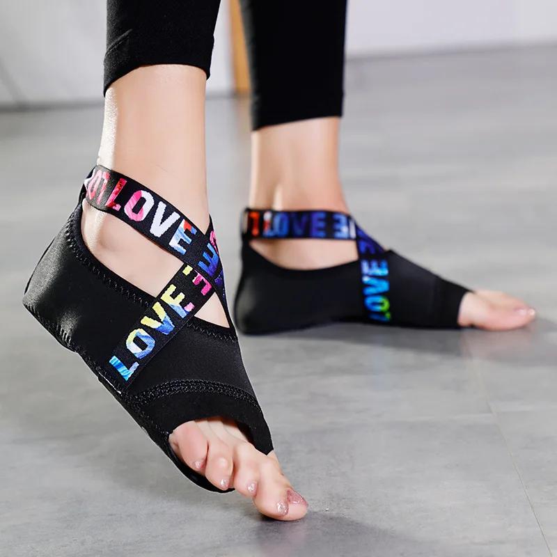 Heißer Verkauf Yoga Schuhe Damen Weiche Sohle Rutschfest Sport Anfänger Tanz Fitness Professionell Aerial Fünf-Finger Socken