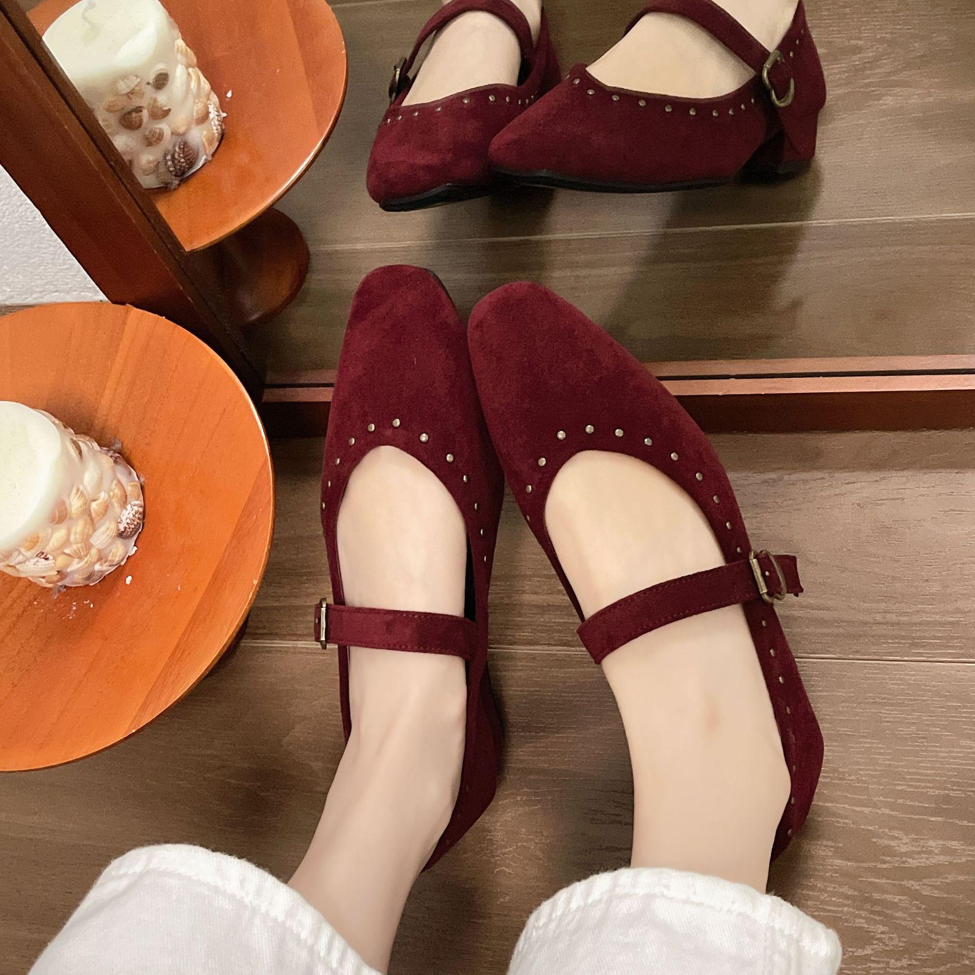 

Туфли Мэри Джейн на толстом каблуке в стиле ретро, новинка 2025 года, французский темперамент, заклепки, с юбкой, квадратный носок, неглубокий вырез, вечерние туфли с ремешком 40