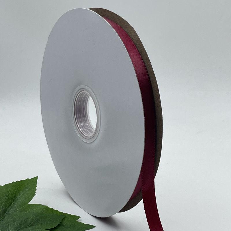 

Лента из полиэстера винно-красного цвета шириной 0,6–5 см для упаковки подарочных коробок, оформления цветов и выпечки.
