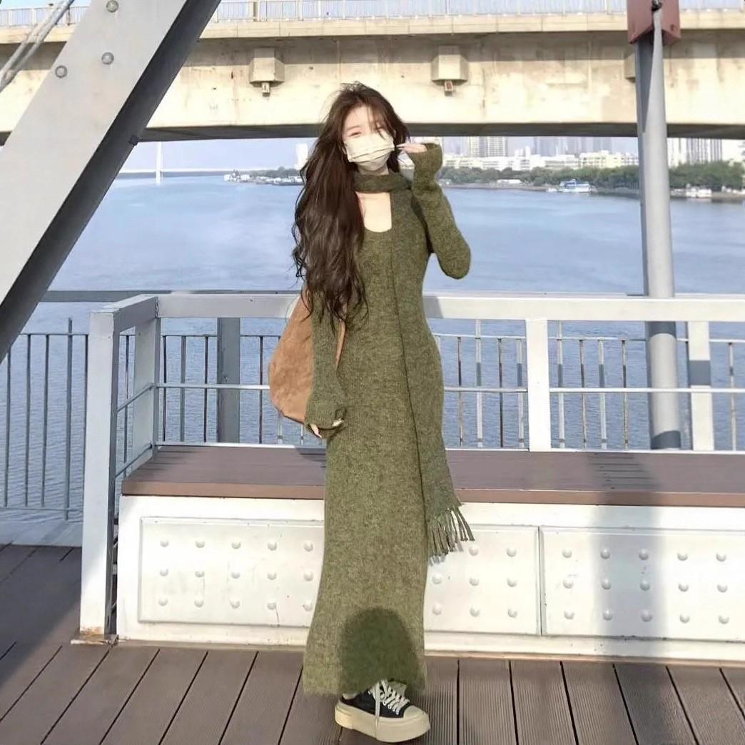 

Women s French Green U-Neck Long-Sleeve Knitted Dress with Scarf - Slim Fit for Autumn/Winter One Size