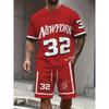 Completo Sportivo Rosso New York da Uomo: T-shirt stile maglia con numero '32' e pantaloncini coordinati. Look da Basket Vintage per Palestra, Streetwear e Uso Quotidiano