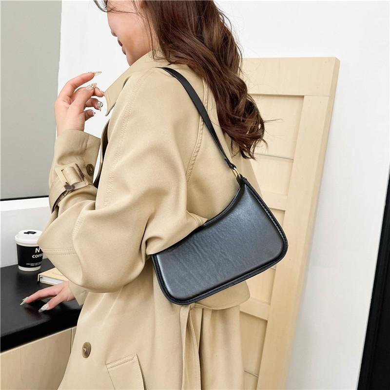Chic Black Crescent Shoulder Bag For Women In Fashionable Spring And Fall Styles