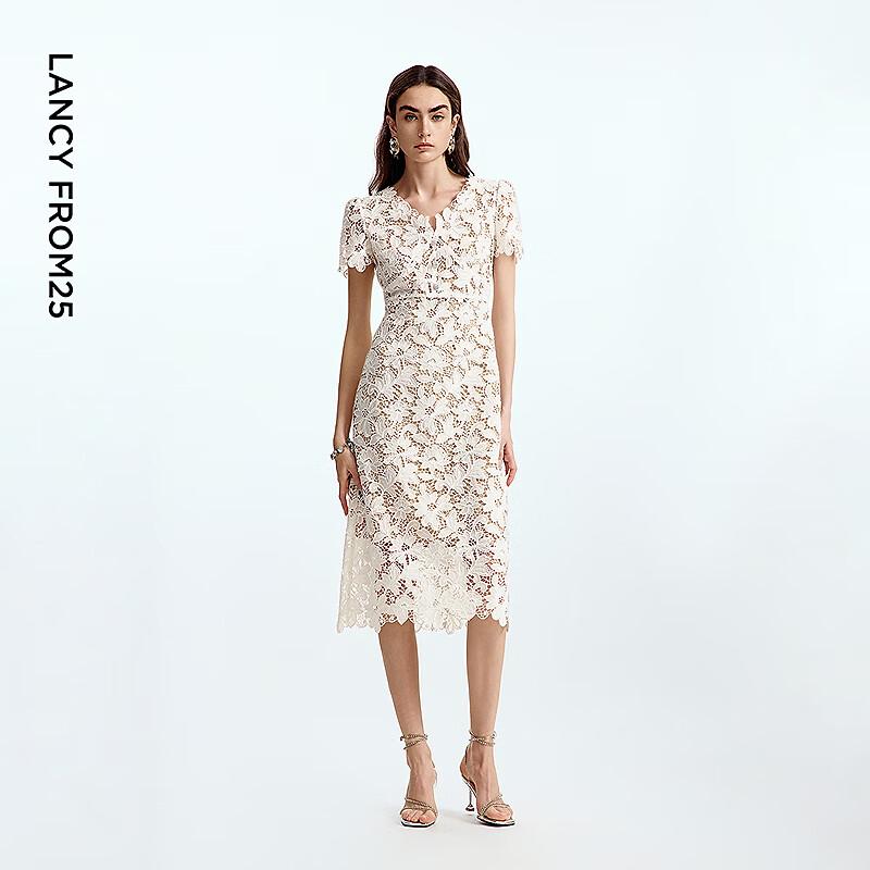 LANCY Elegantní šaty s výstřihem do V, krajkovými výřezy a slim-fit střihem, poloficiální