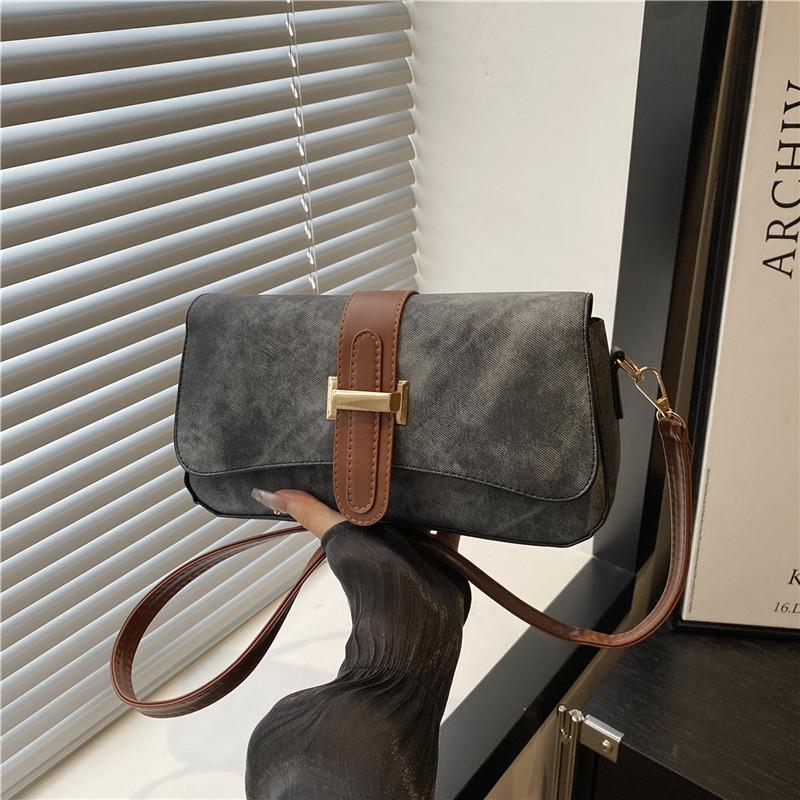 

Niche design high-end baguette bag shoulder messenger bag casual versatile texture commuter bag women чорний