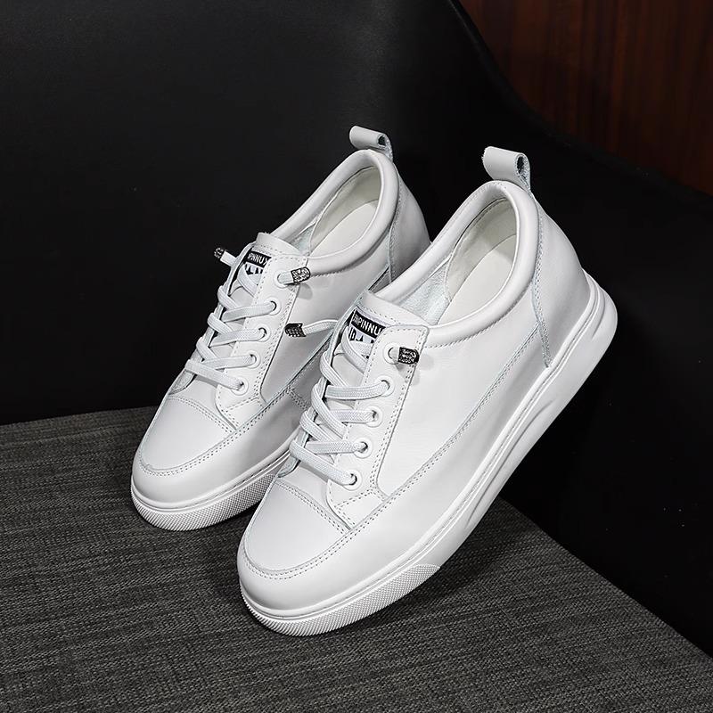 Leder kleine weiße Schuhe Damen neu Frühling leichtgewichtige weichsohlige Sport-Board-Schuhe vielseitige Freizeit-Reiseschuhe