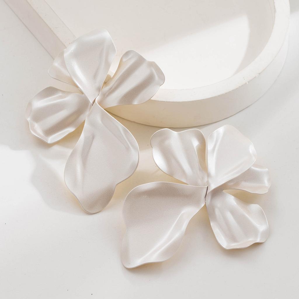 Simple Retro Baroque Style Spray Paint Petal Earrings High-end Versatile Party Ball Earrings
