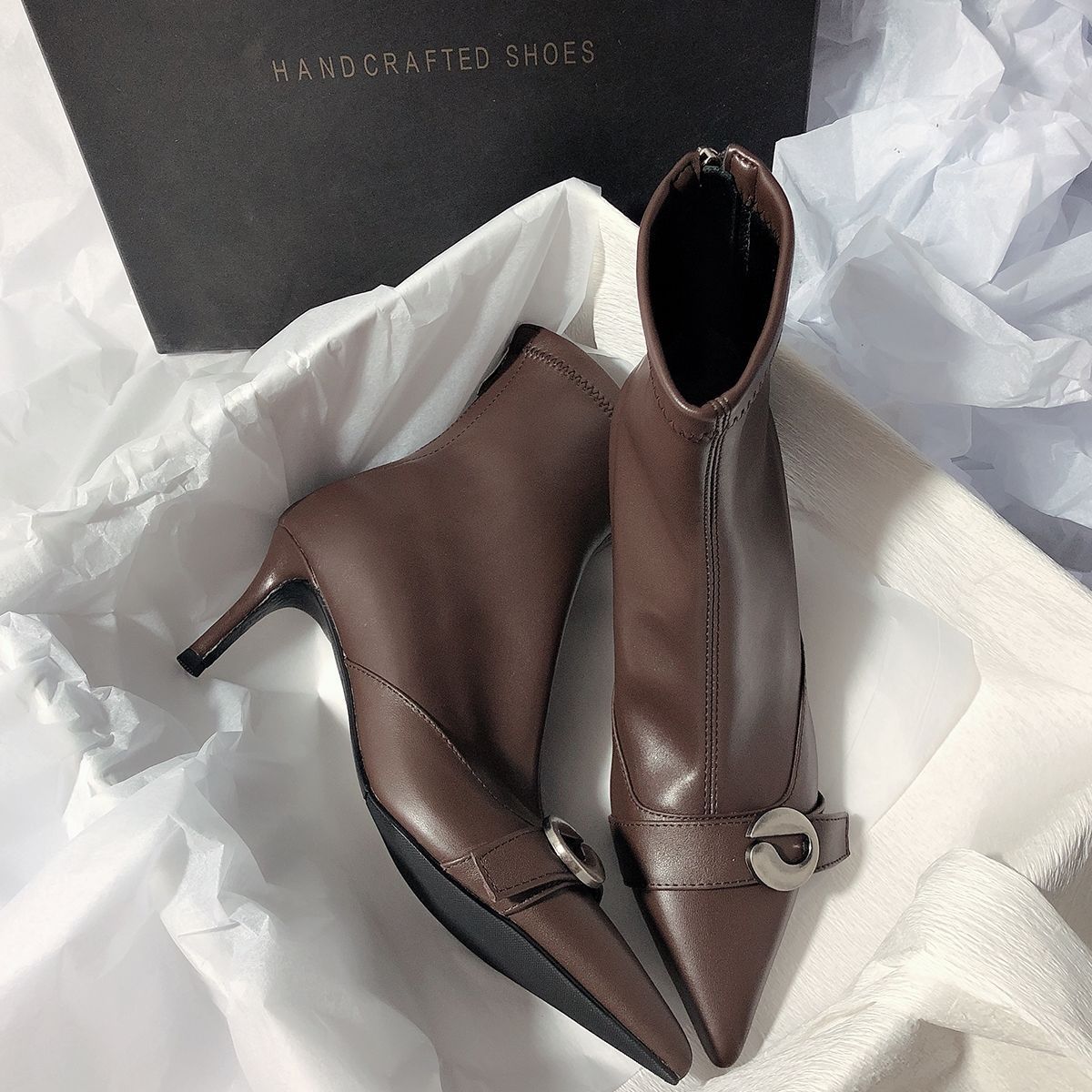 

Корейский заостренный носок нишевый зарубежный стиль тонкий каблук 2025 новые универсальные тонкие ботильоны пряжка ремня высокий каблук задняя молния короткие ботинки 40