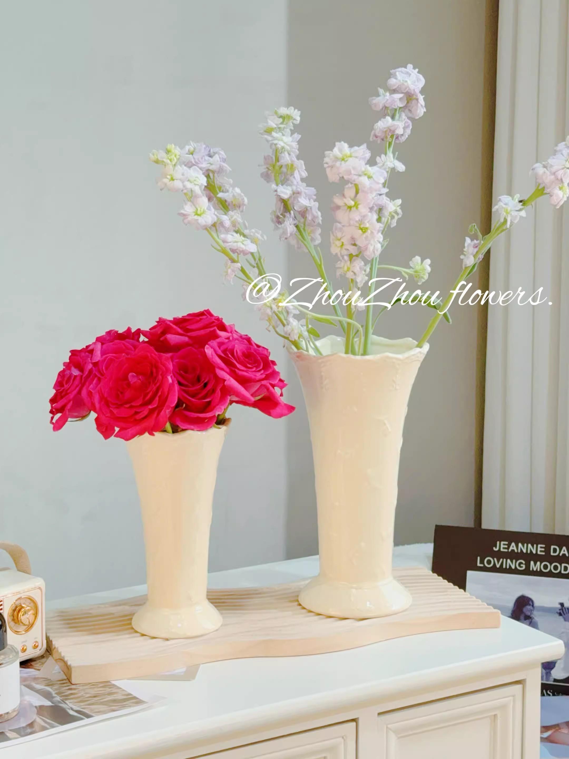 

White ceramic relief vase decoration, living room flower arrangement, light luxury, high-end feeling, French retro cream style,