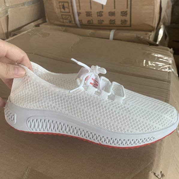 Nouvelles chaussures simples respirantes et creuses en tissu moucheté pour femmes, petites chaussures blanches et noires, chaussures de course et de marche décontractées pour femmes d'âge moyen et âgées