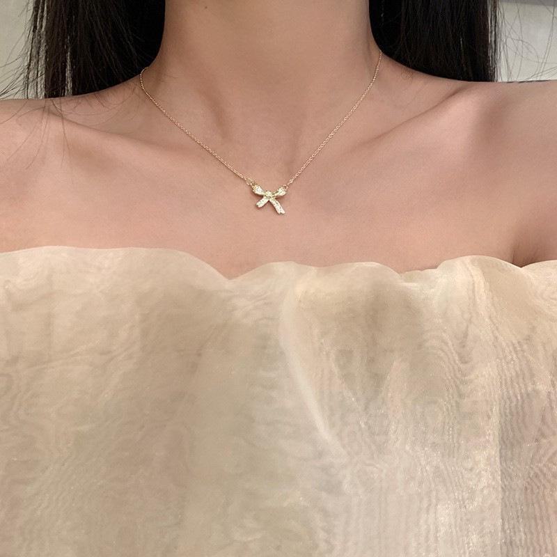 Elegant Women's Single Diamond Clavicle Necklace – Light Luxury Design with Gentle, Versatile Style for All Occasions