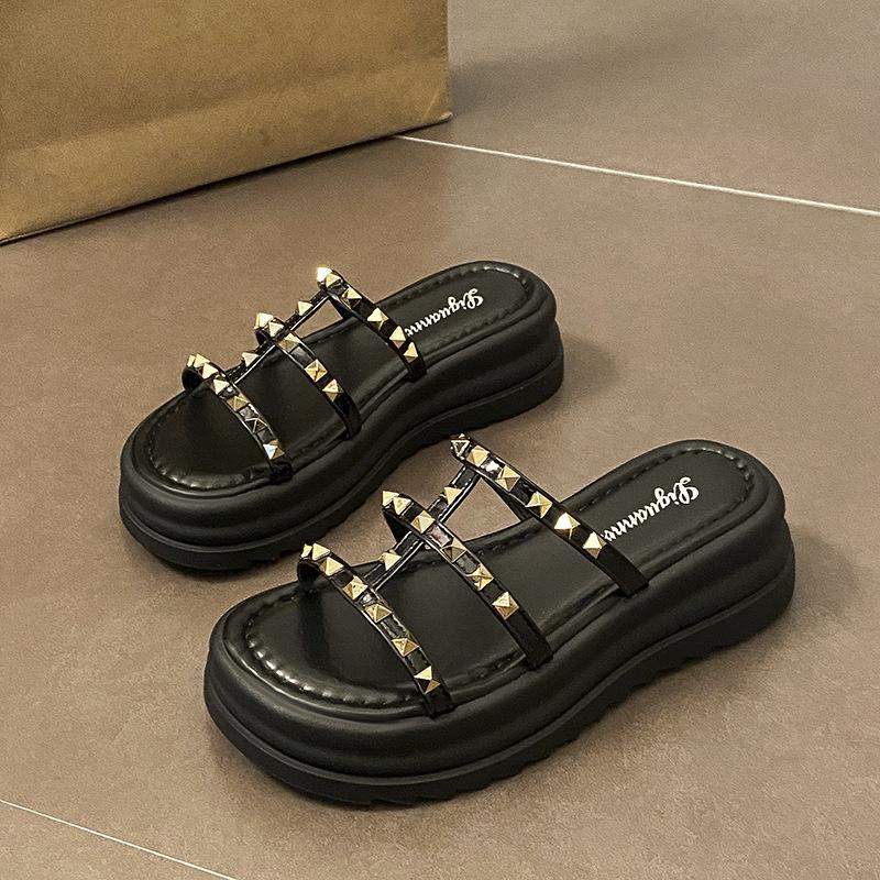 Design Sense Rivet Sandals Women's Summer Wear 2025 New Casual Muffin Thick Bottom Fashionable Versatile One-word Slippers