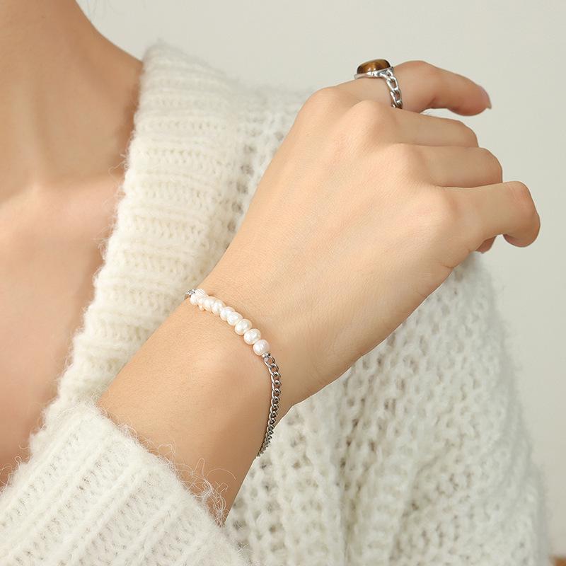 Simple Girl Best Friend Gift: Gold-Plated Titanium Steel Square Pendant Bracelet with Freshwater Pearl Beads