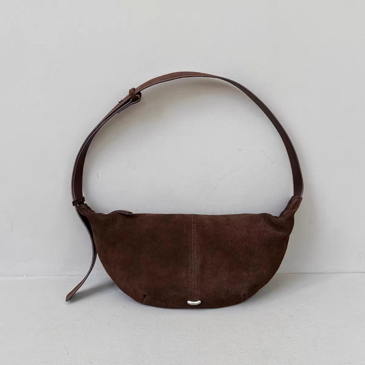 

Новая сумка-круассан, нишевая сумка-пельмень из матовой кожи, сумка под мышкой, сумка-седло, сумка-мессенджер на одно плечо, женская темно-коричневого