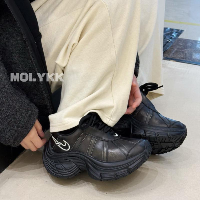 Women's Thick-Soled Dad Sneakers: Elevate Style and Height – Trendy Spring/Fall Design