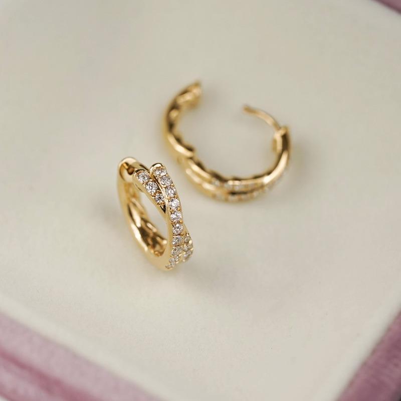 

Крестообразные двухрядные цельные серьги-пряжки из циркония небольшого размера, стильные изысканные серьги-закрутки в пригородном стиле