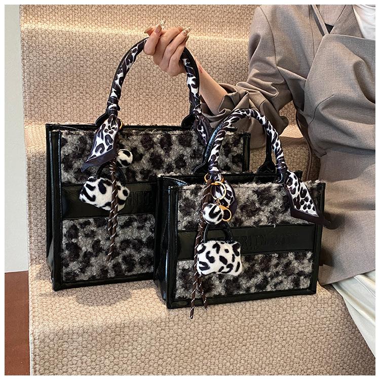

Fashion retro leopard print handbag spring new shoulder bag large capacity temperament versatile tote bag small чорний