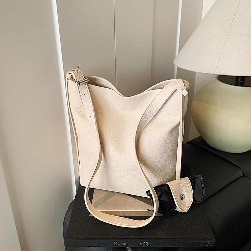 New Casual Commuting Large-capacity Bucket Bag Women's Messenger Bag Fashionable Shoulder Bag