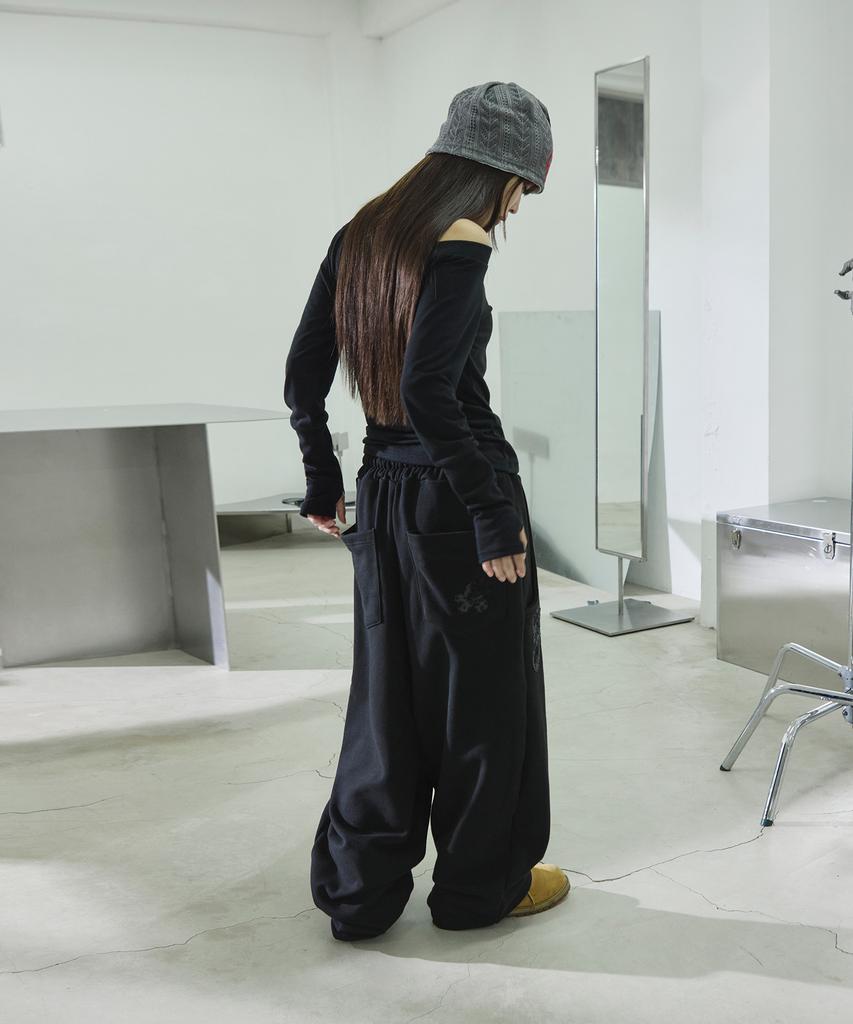 Seulliggeullou Leopard Logo Applique Sweatpants [Black]