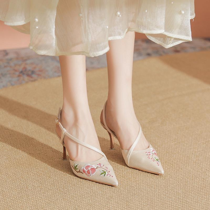 

Новые босоножки-мешки в китайском стиле для женщин, новые летние туфли на высоком каблуке с вышитым цветком сливы для женщин 39