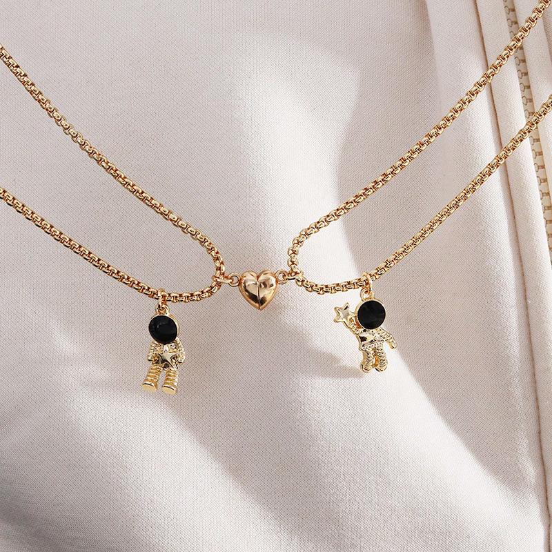 Fashion Spaceman Magnetic Attraction Couple Necklaces Friendship Jewelry Astronaut Magnet Lovers Necklace for Women Men Gift