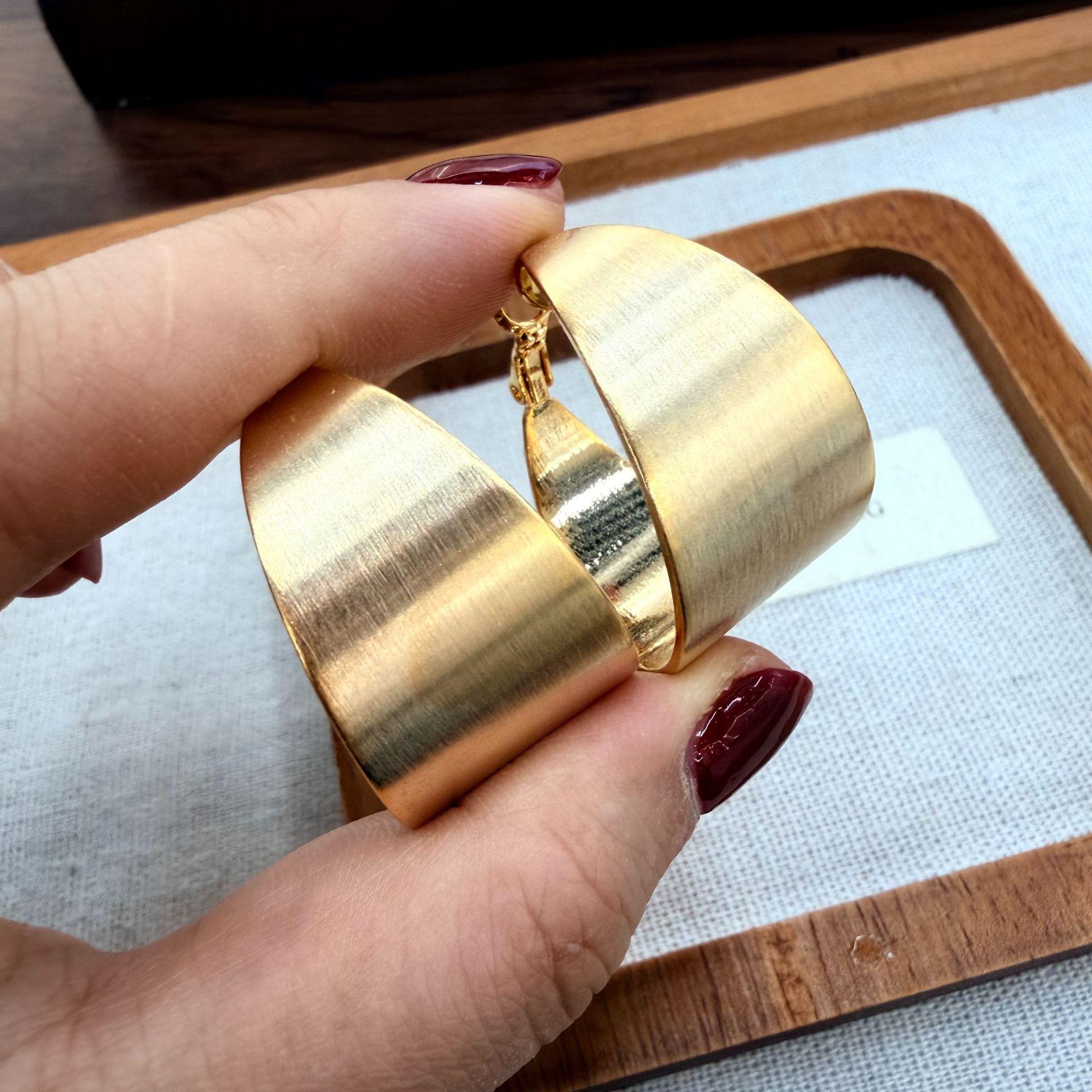 

Exaggerated Personality, High-End Sense, Wide-Sided Brushed Earrings, Retro Niche Design, Cold Wind Earrings For Women