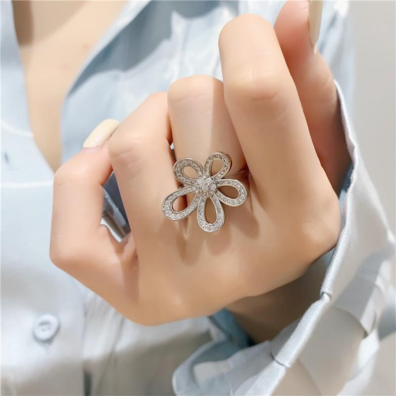 

Vanke Women s Gold-Plated Sunflower Diamond Ring - Elegant Open Design with Hollow Petals and Long-Lasting Color Retention. Adjustable Open
