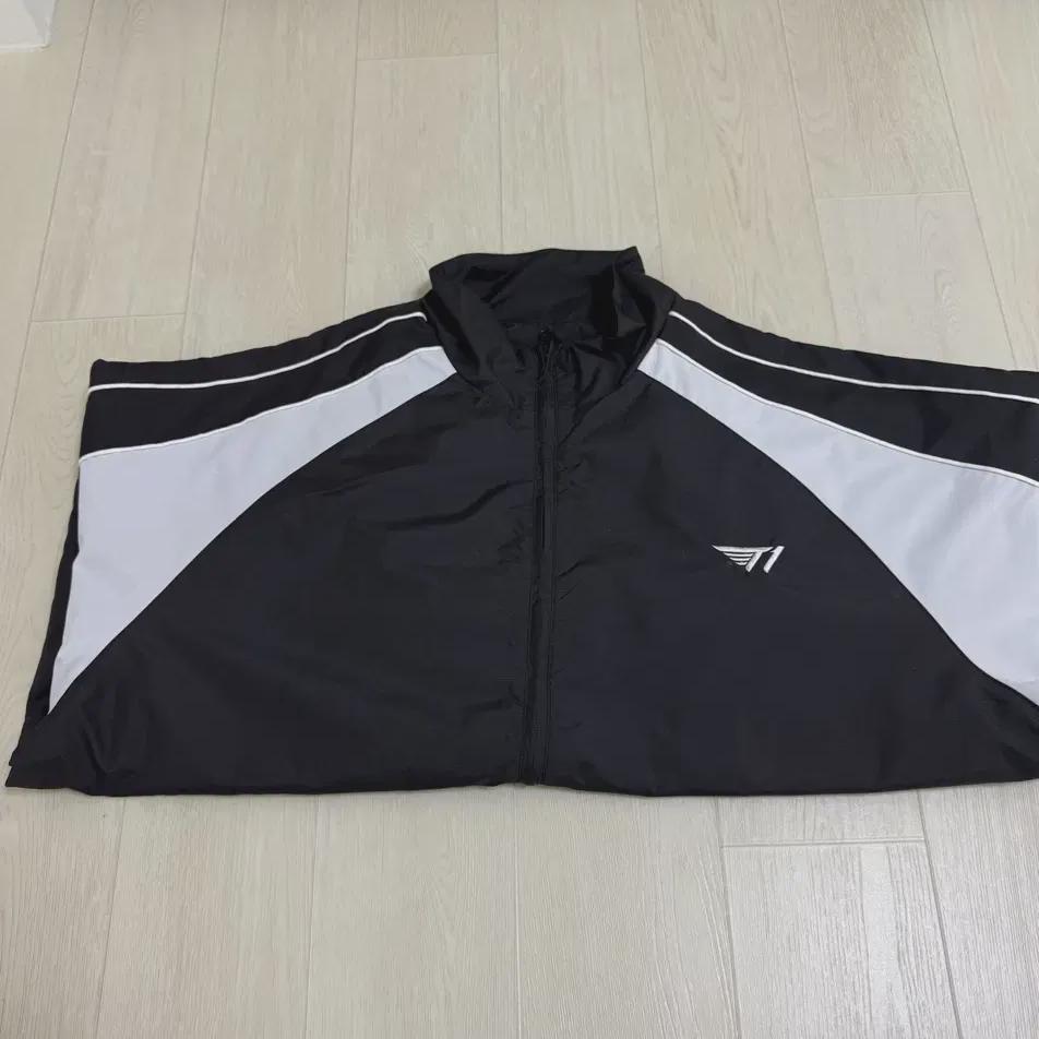 

Ветровое стекло для участников программы T1 продается в двух размерах, черного цвета.