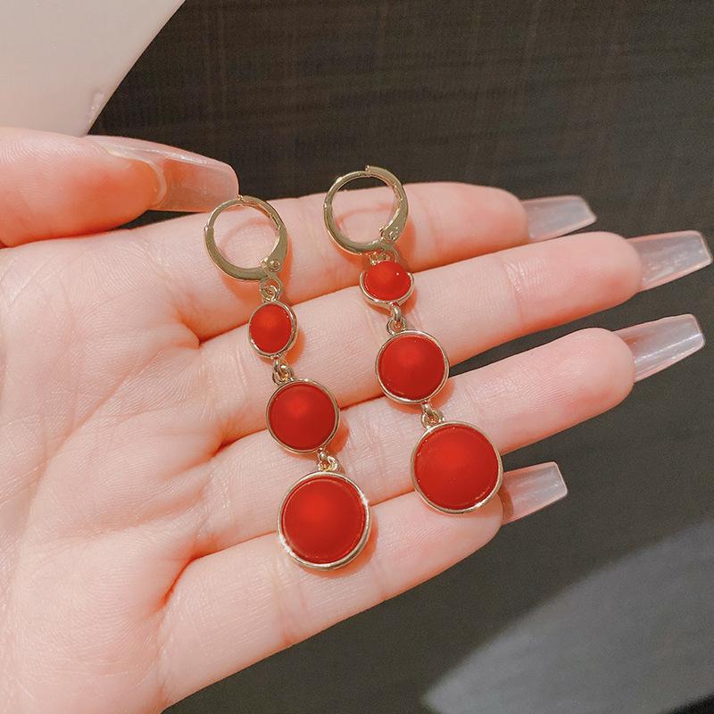 Orecchini alla moda con frange, lussuosi e sofisticati, dal fascino elegante. Lunghi Orecchini di Perle per uno Stile Versatile e Raffinato.